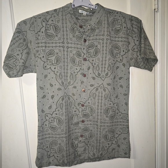 Earthbound Trading Company Mens Button Down Bandana Print Shirt Size Medium - Picture 2 of 6